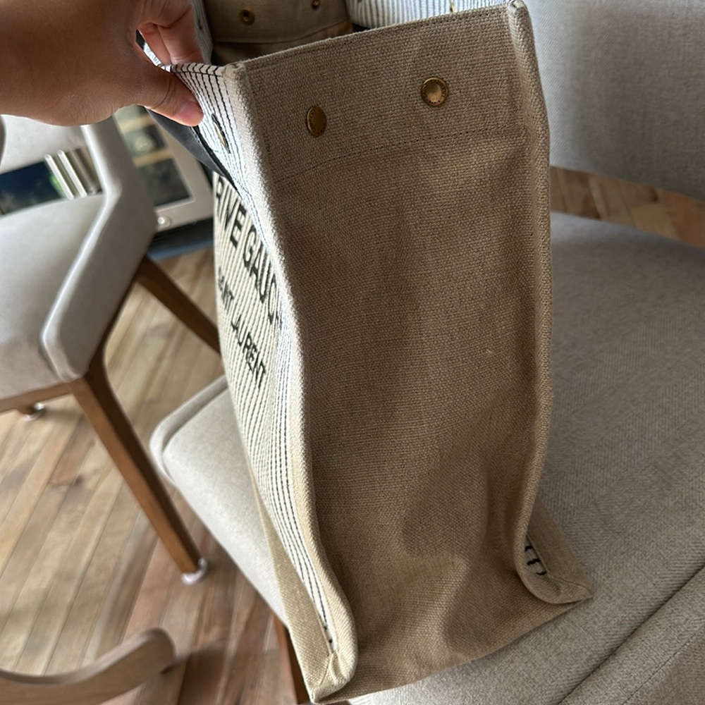 Like new worn a few times. No box or dust bag. Normal wear and tear on the sides - Picture 3 of 7